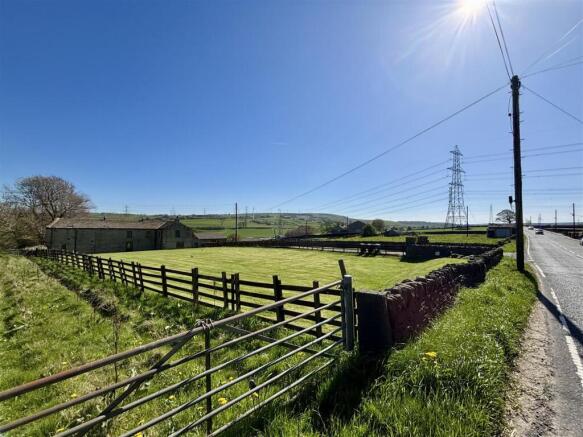 4 bed property, in Well Heads, £295,000