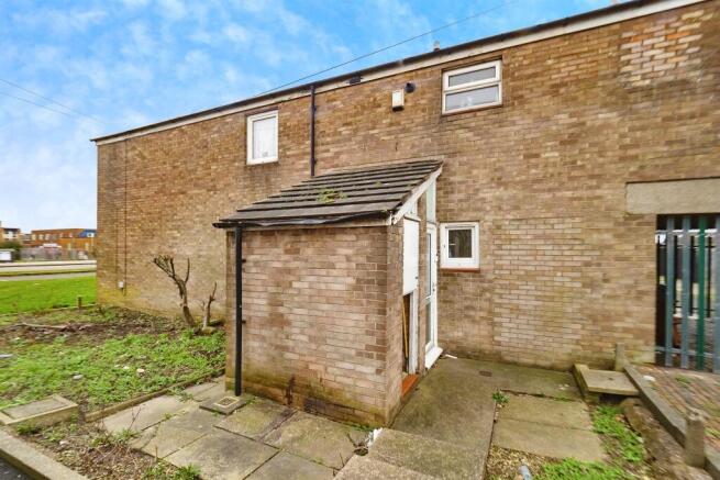3 bed property, in Axminster Close, £90,000