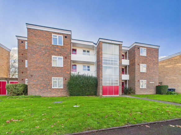 2 bed property, in Jupps Lane, £220,000