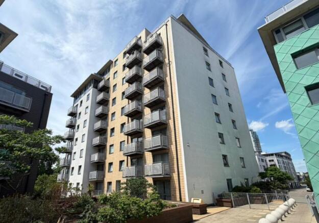 2 bed property, in Flat 107 Colorado Building, £300,000