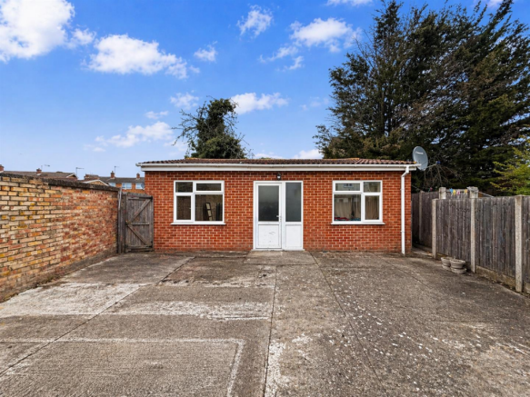 2 bed property, in Ash Grove, £375,000