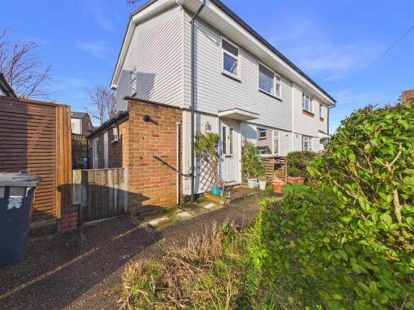 3 bed property, in Holme Close, £200,000