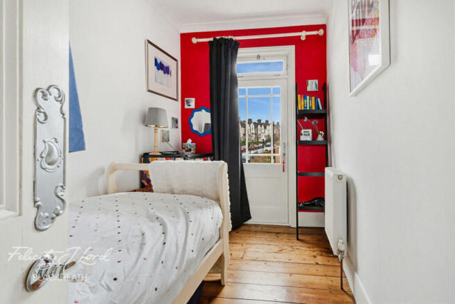 2 bed property, in Bramshot Avenue, £325,000