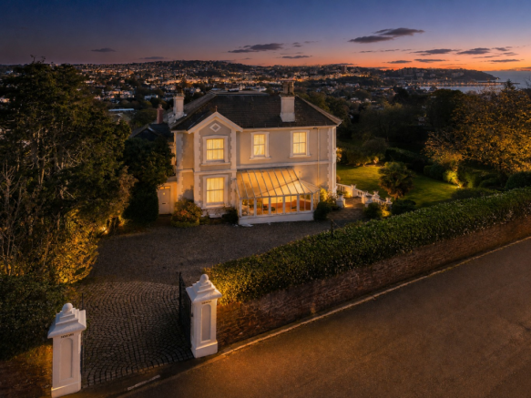5 bed property, in Burridge Road, £795,000