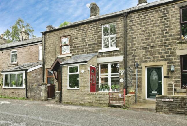 2 bed property, in New Road, £250,000