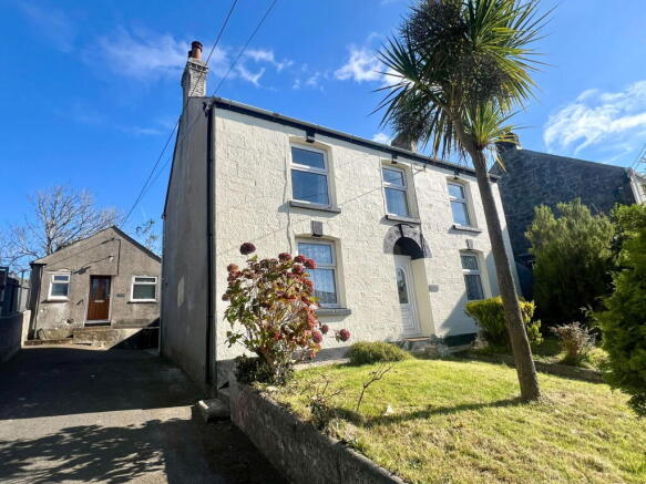 3 bed property, in Foxhole, £270,000
