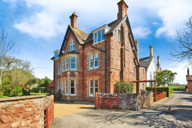 6 bed property, in Barford Close, £675,000