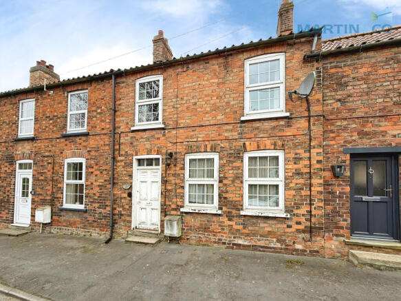 2 bed property, in Hill Road, £110,000