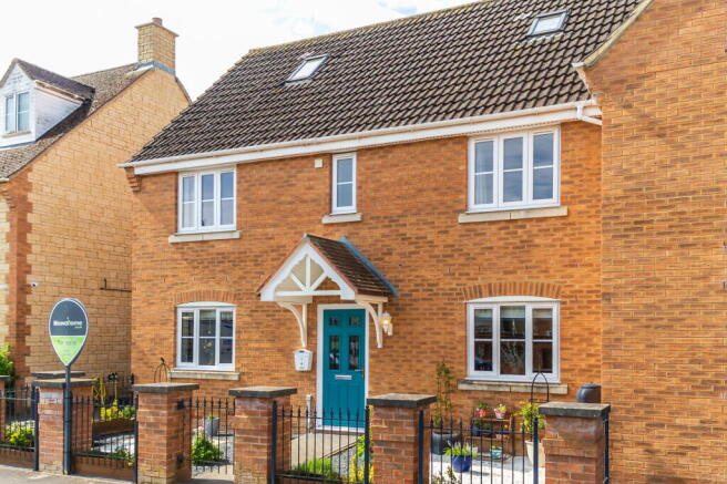5 bed property, in Minnow Close, £450,000