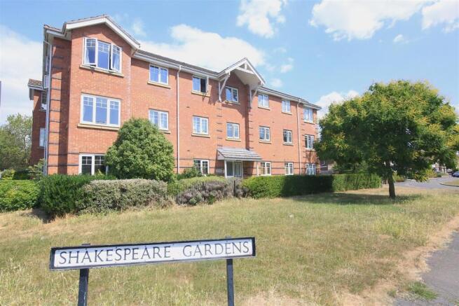 2 bed property, in Marlowe Court, £145,000