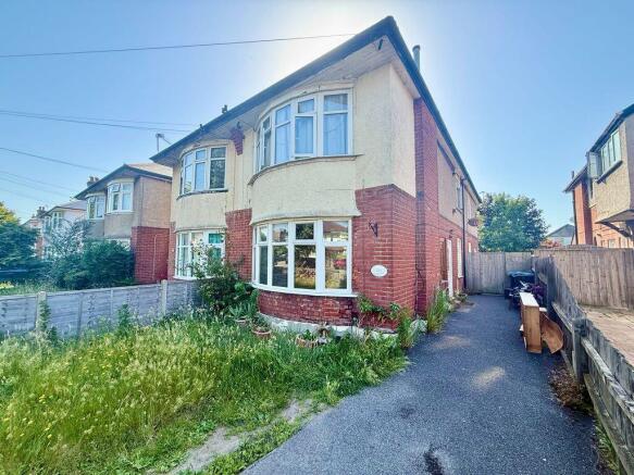2 bed property, in Christchurch Road, £100,000