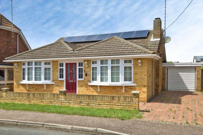 2 bed property, in Dewyk Road, £330,000
