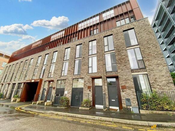 1 bed property, in Roof Gardens, £170,000