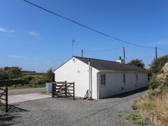 6 bed property, in Ffrwd Cottage & Ffrwd Lodge, £440,000