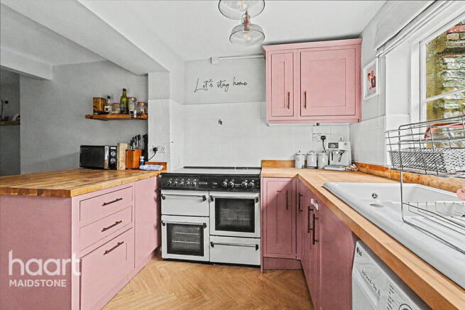 2 bed property, in Sandling Road, £310,000