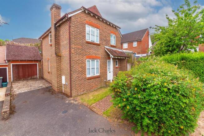 3 bed property, in Brindles Field, £525,000