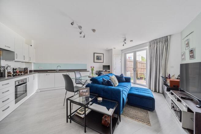 1 bed property, in Edgecumbe Avenue, £332,500