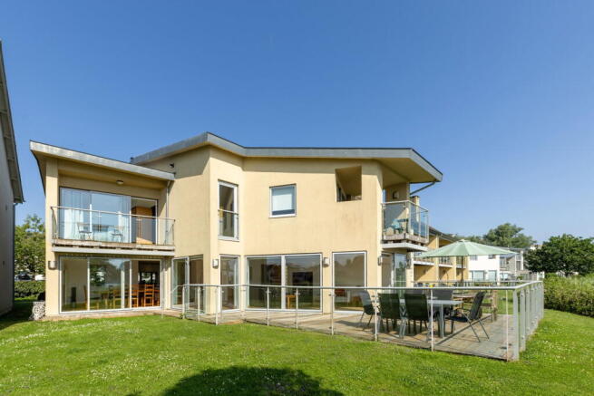 4 bed property, in Dawn Chrous, £835,000