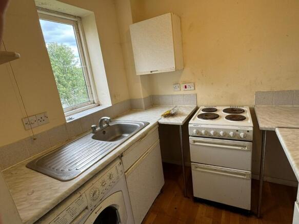 1 bed property, in Tolpits Lane, £140,000