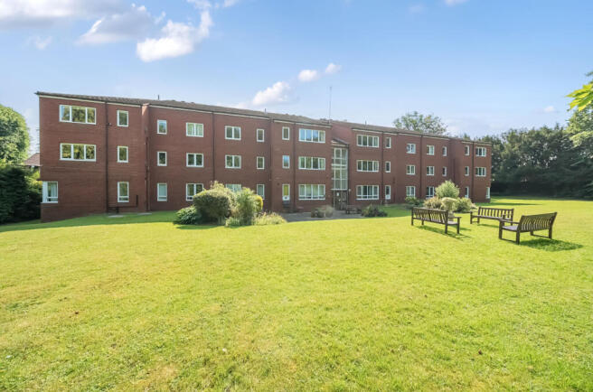 2 bed property, in Moorend Road, £105,000