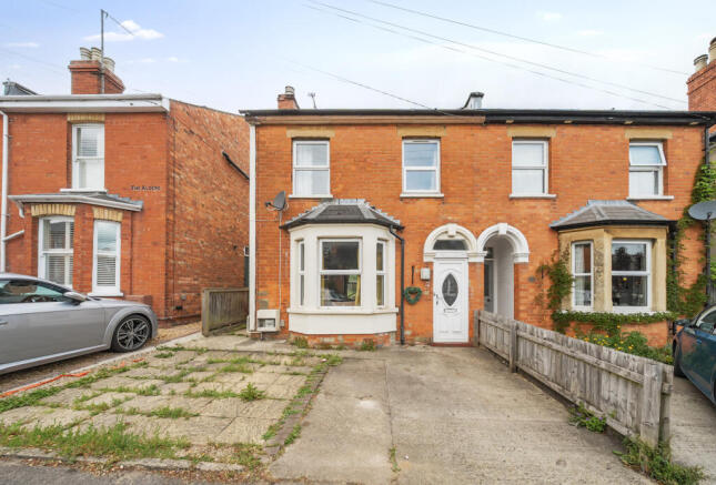 2 bed property, in Copt Elm Road, £525,000