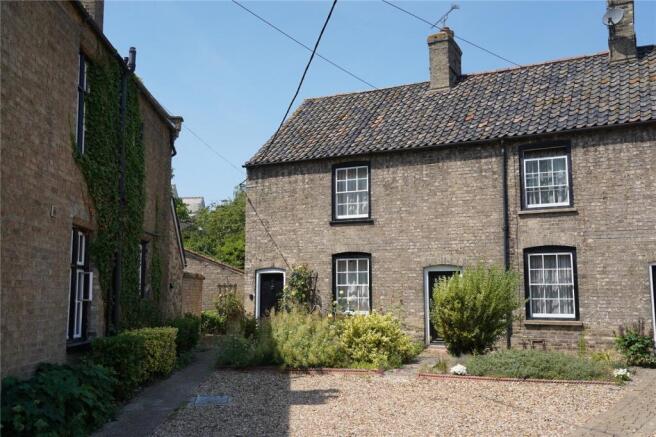 2 bed property, in Mill Street, £185,000