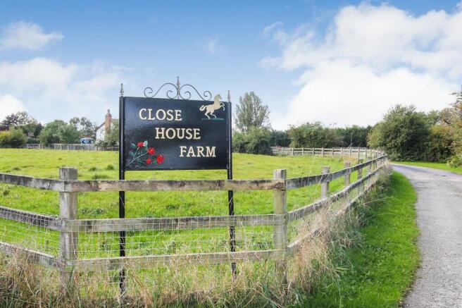4 bed property, in 4 Acre Farmhouse with Warehouse & Stables, £1,050,000
