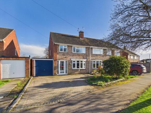 3 bed property, in Crown Meadow, £320,000