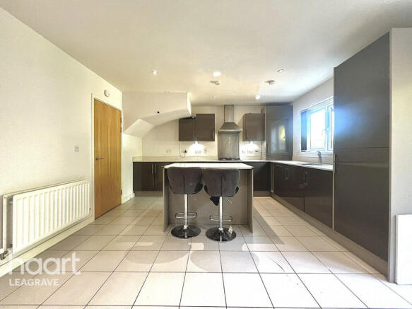 5 bed property, in Challney Gardens, £400,000