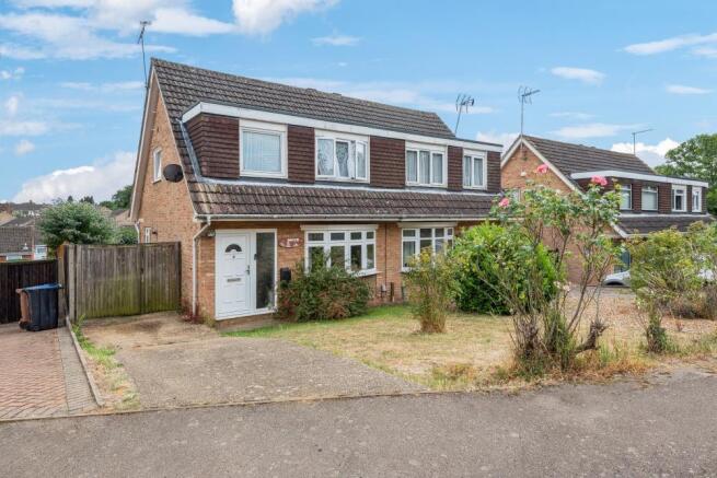 3 bed property, in Broom Grove, £435,000