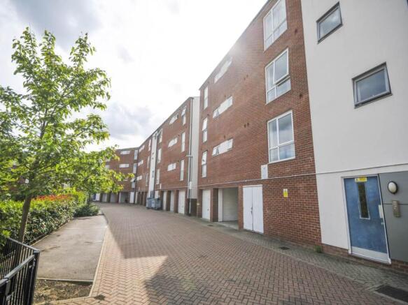 3 bed property, in Aviation Avenue, £225,995
