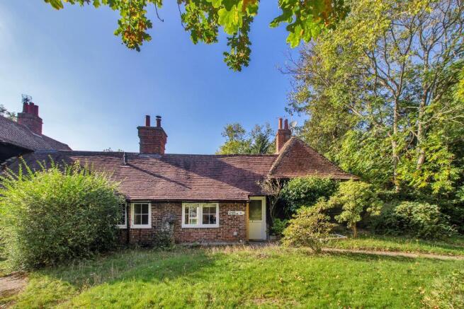 2 bed property, in Curtisden Green, £425,000