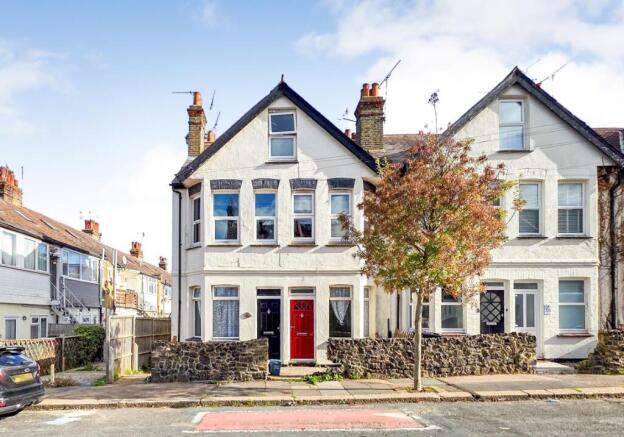 2 bed property, in Flat 2, £60,000