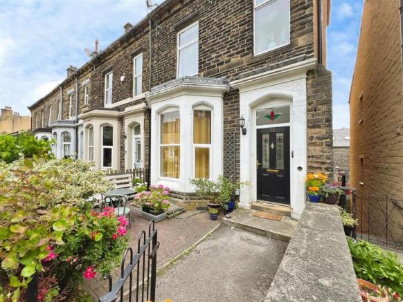 4 bed property, in The Grove, £285,000