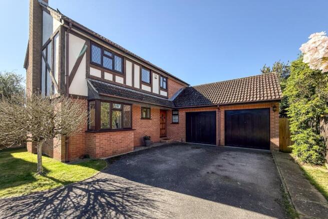 4 bed property, in Rainsborough Chase, £850,000