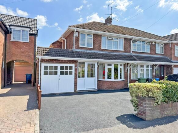 3 bed property, in Kirkstone Crescent, £285,000
