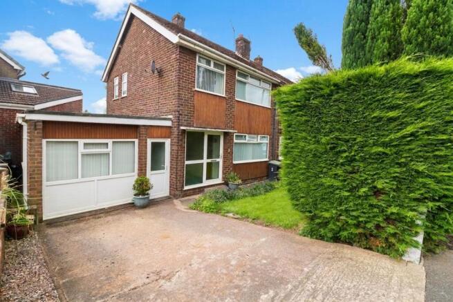 3 bed property, in Oakfield Road, £250,000