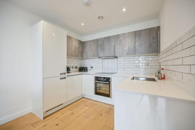 2 bed property, in Gateway Apartments, £450,000