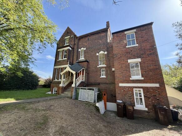 2 bed property, in Flat 5, £100,000