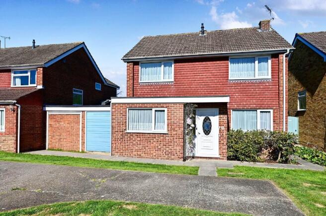 3 bed property, in Weybridge Mead, £595,000