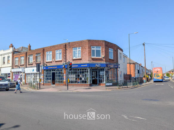 2 bed property, in Wimborne Road, £180,000