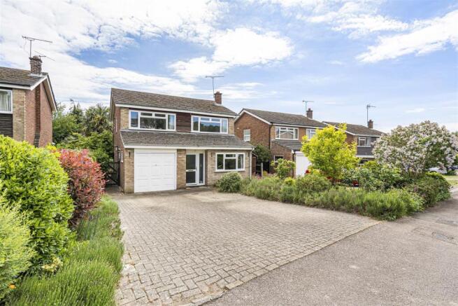 4 bed property, in Dane Park, £725,000