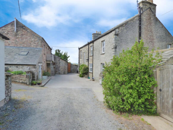 6 bed property, in Winton House & Dairy Cottage, £700,000
