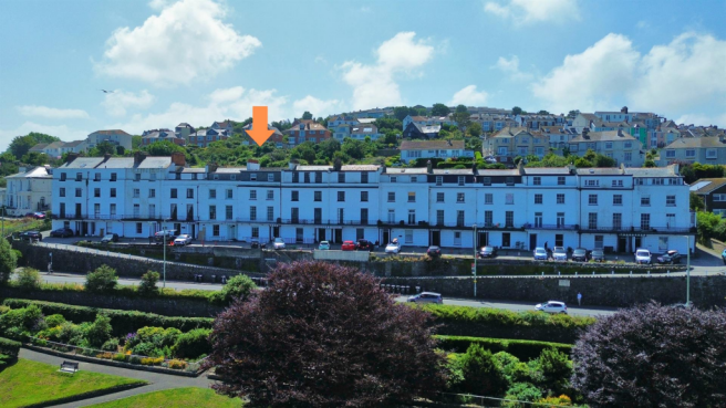 2 bed property, in Hillsborough Terrace, £180,000