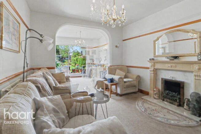 4 bed property, in Alleyn Park, £900,000