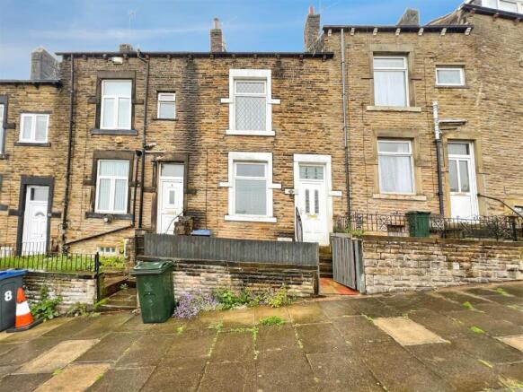 3 bed property, in Peel Park Drive, £90,000