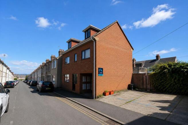 1 bed property, in Dover Street, £110,000