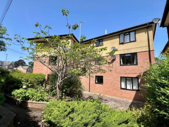 2 bed property, in Park Street, £165,000