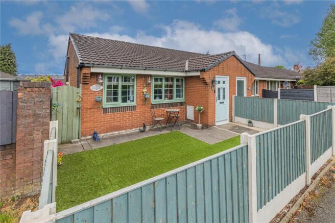 2 bed property, in Garforth Street, £180,000