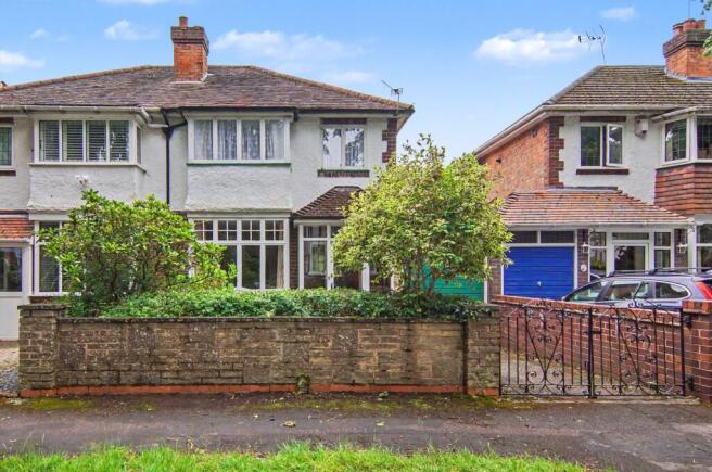 3 bed property, in Smirrells Road, £325,000